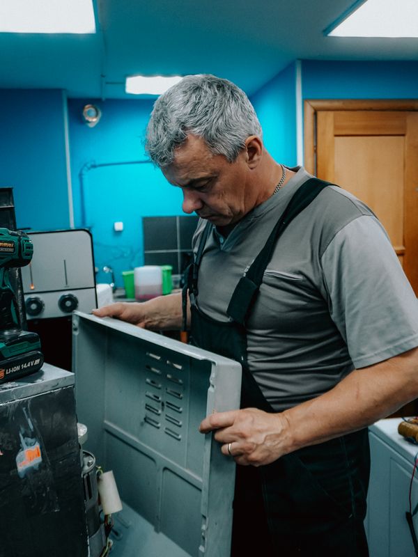 Appliance repair technician fixing a washing machine in South Africa – web design for appliance repair